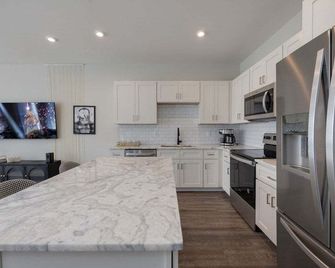 Vintage Couture-Audrey Hepburn Inspired – Rooftop – Sleeps 8 - Nashville - Kitchen