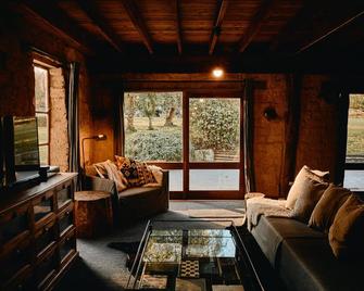 The Maple Lodge with Alpacas, Goats, Boars, Ducks & Chickens Farm Stay with Outdoor Pizza Oven - Robertson - Living room