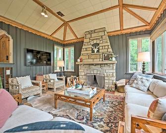 Lake Michigan Hideaway Pool, Steps to Beach! - New Buffalo - Huiskamer