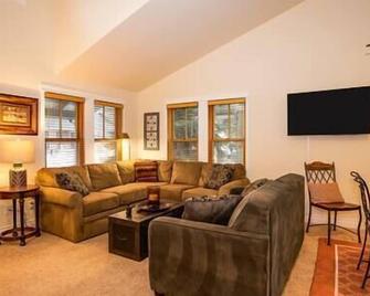 Steps to Downtown & Amazing Views-Hot Tub/Pool/AC - Sisters - Living room