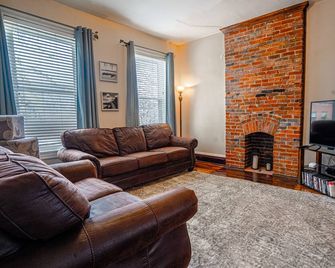 Spacious & Centrally Located Apt (Sleeps 8) - St. Louis - Living room