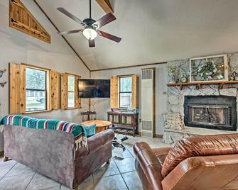 Rustic Ruidoso Cabin W/Deck - Walk To Midtown - Ruidoso - Living room
