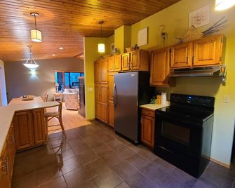 Sylvan Lake Sunbreaker Cove Elegant Retreat - Sylvan Lake - Kitchen