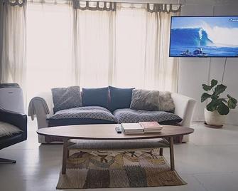 Light and airy studio - Byron Bay - Wohnzimmer