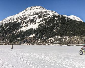 Relax with amazing 360° mountain views in this cozy Alaskan tiny cabin! - Palmer - Strand