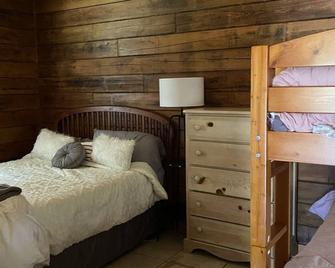 Cottage on Private farm. Close to horse shows and scuba diving - Williston - Bedroom