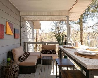 Pet-Friendly Chalet, Tucked in the Trees and only 3 Minutes to Downtown! - Asheville - Balcon