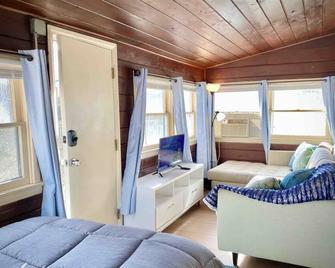 An Original Lake House, with a Private Beach! - Lake Elsinore - Bedroom