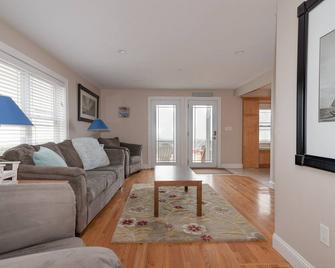 Ocean Front On The Sand Of Salisbury Beach!!! - Salisbury - Living room