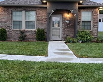 Haven House New Comfortable and Clean Retreat - Sedalia - Budova