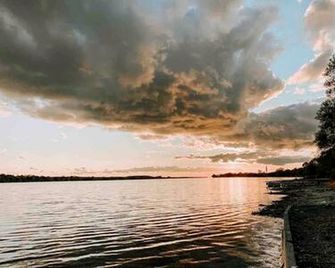 The Loft - Stargazing Tiny Home with Firepit, Wood Fired Pizza Oven & Movie Projector - Deseronto - Outdoors view