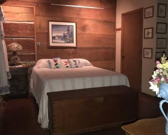 Peacocks, blacksmithing, buffalo, wildlife, a studio cabin by the pond. - Unicoi - Schlafzimmer