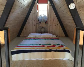 Secluded Forest Retreat With The Little Devil Track River Running Through. - Grand Marais - Bedroom