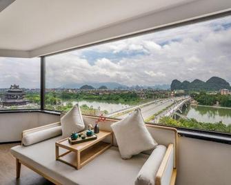 Universal international hotel (Guilin Liangjiang Sihu Elephant Trunk Mountain Branch) - Guilin - Balcony