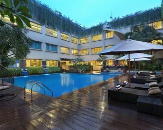 فيفهوتيل بريمير تشيهامبيلاس - باندونغ - حوض السباحة