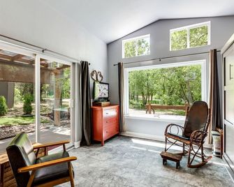Hidden Treasure Tiny Harvest House Forest Getaway 30 Min. West of Fort Worth - 웨더포드