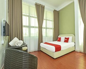 OYO 90639 Hotel Azimah - Pasir Puteh - Bedroom
