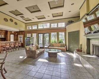'Red Rox' Phoenix Condo w/ Patio ~ 3 Mi to Airport - Phoenix