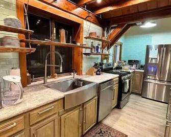 Remote private, w/5 acre pond and w/Shooting Range @ Devils Hopyard State Park - East Haddam - Cocina