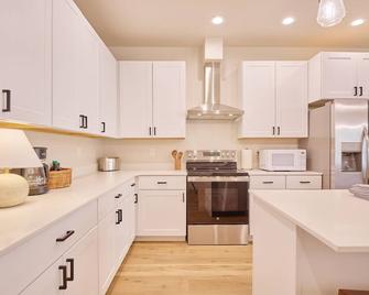 Riverwalk Suites, #210 Your Riverside Retreat! - Cashmere - Kitchen