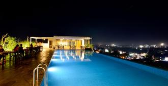 Student Park Hotel - Yogyakarta - Pool