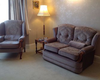 Detached Bungalow central Beverley great location with parking - Beverley - Sala de estar