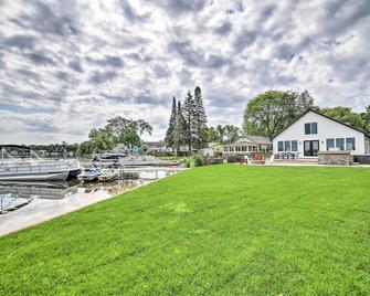 Newly Built Gilletts Lake Gem Dock and Hot Tub - Jackson