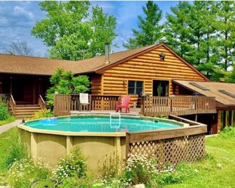 Village Creek Lodge 7 BR w/ Hot Tub & Pool - Lansing