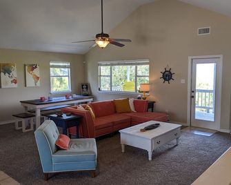 Spectacular Sunset and Bay Views! Spacious 4bed/2bath in a quiet neighborhood! - Portland - Living room