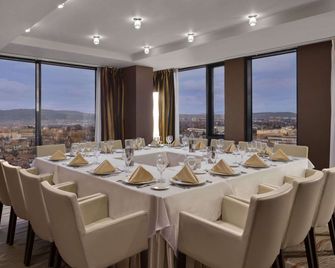 Ramada by Wyndham Sibiu - Sibiu - Bar