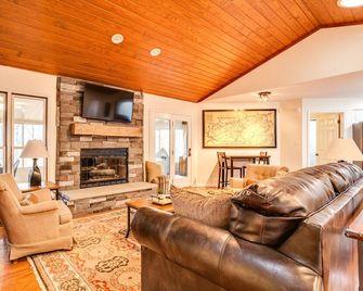 Family-sized cottage near Lake Loudon, Smoky Mountains, w/hot tub and fire pit. - Loudon - Living room