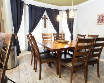Country Oasis in the City - Mansfield - Dining room