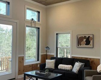 Cozy Cottage Retreat in Nature - Cedar Creek - Sala de estar