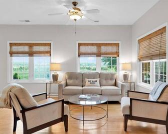 Woodlake House - Vass - Living room
