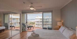 Crystal Beachfront Apartments - Bilinga - Schlafzimmer