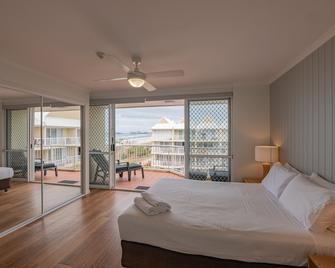 Crystal Beachfront Apartments - Bilinga - Bedroom