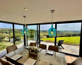 5 Luxury Welsh stone Long Cottage with magnificent panoramic views - Pwllheli - Dining room