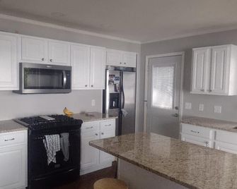 Beautiful, quiet and fully renovated lakehouse on East Okoboji Lake. - Spirit Lake - Cocina
