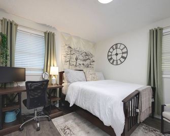 Cottage Near Downtown, King bed, Private Yard, Free Parking - Nashville - Bedroom