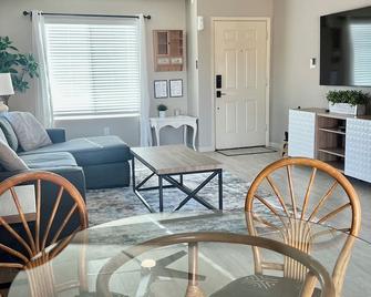 Cozy and Bright 3 BR | 2 BA home in the Yuma Foothills - Yuma