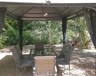 Private Forest Cove Getaway - Sooke - Patio