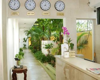 Quiet and comfortable room in the center. B&B - Santo Domingo - Front desk