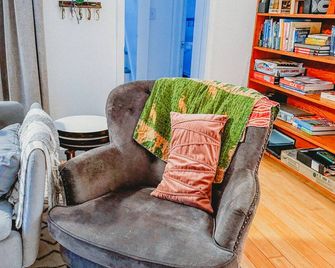 Boho 3-bedroom apt with fully supplied kitchen, WiFi, AC - Oldest Home in Oswego - Oswego - Huiskamer