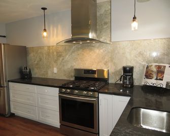 Vineyard View with King Bed - 50% off Monthly Rates - Fallbrook - Kitchen
