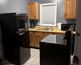 Ocqueoc Delux Double Cabin Pet-Friendly - Millersburg - Kitchen