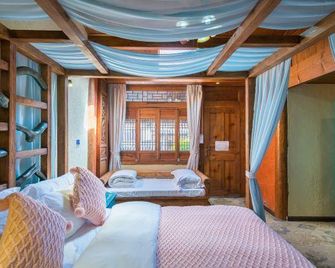 Yun Qieman Inn· Panoramic Snow Mountain View & Golden Peak Sunrise (Old Town of Lijiang ) - Lijiang - Bedroom