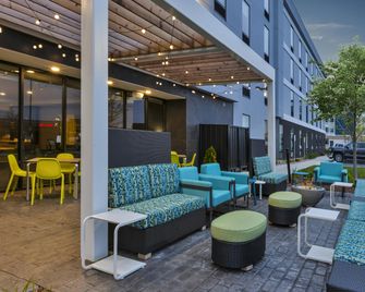 Home2 Suites by Hilton Holland - Holland - Terasa
