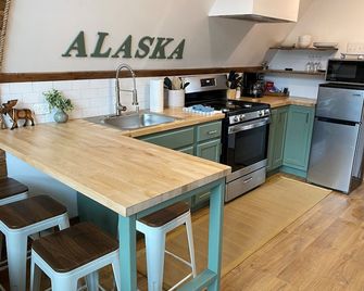 The Moose @ Exit Glacier Cabins - Seward - Kitchen