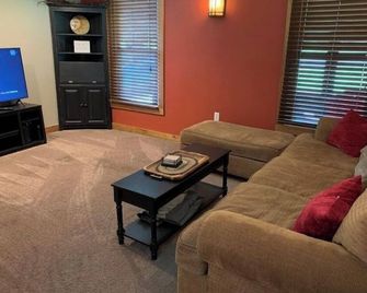 3 Bedroom's with 4 beds, 1/2 wrap around porch, patio, 2 firepits, outdoor bar! - Victor - Huiskamer