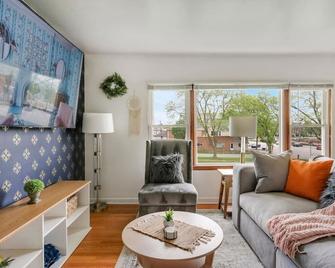 Executive Retreat - Westmont - Living room